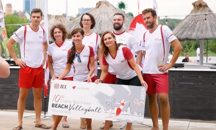 Zespół JLL podczas turnieju siatkówki plażowej na La Playa