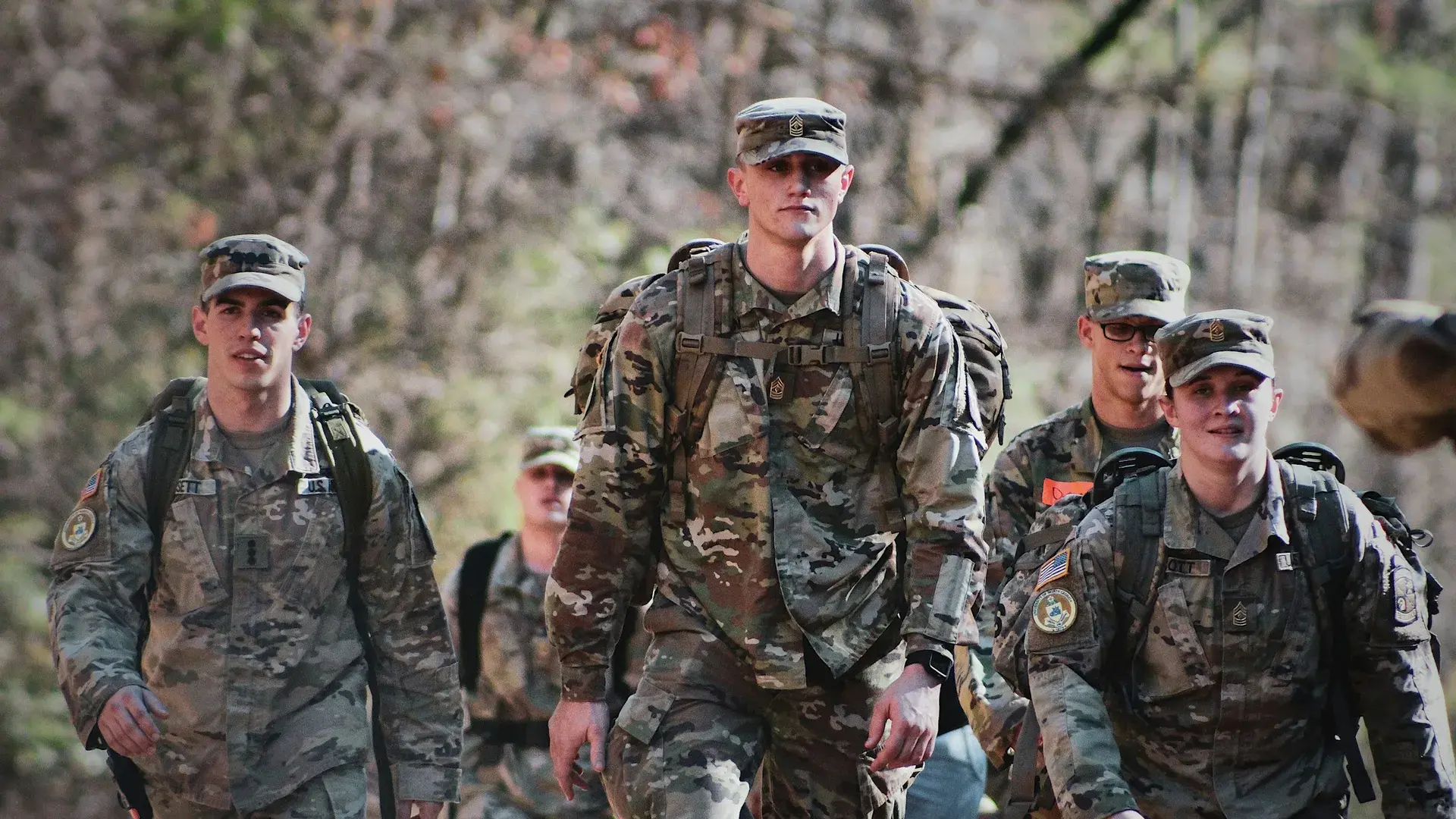 Zespół w strojach wojskowych podczas zajęć terenowych – organizacja imprez militarnych