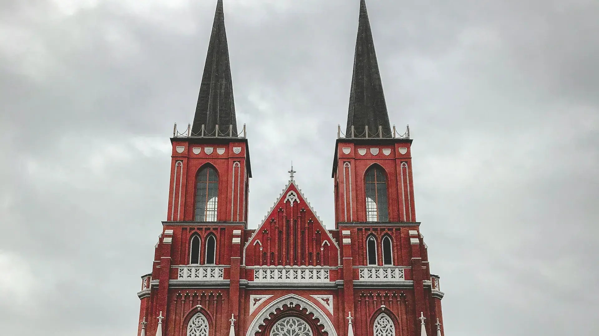 Charakterystyczna ceglana świątynia w Częstochowie – agencja eventowa Częstochowa