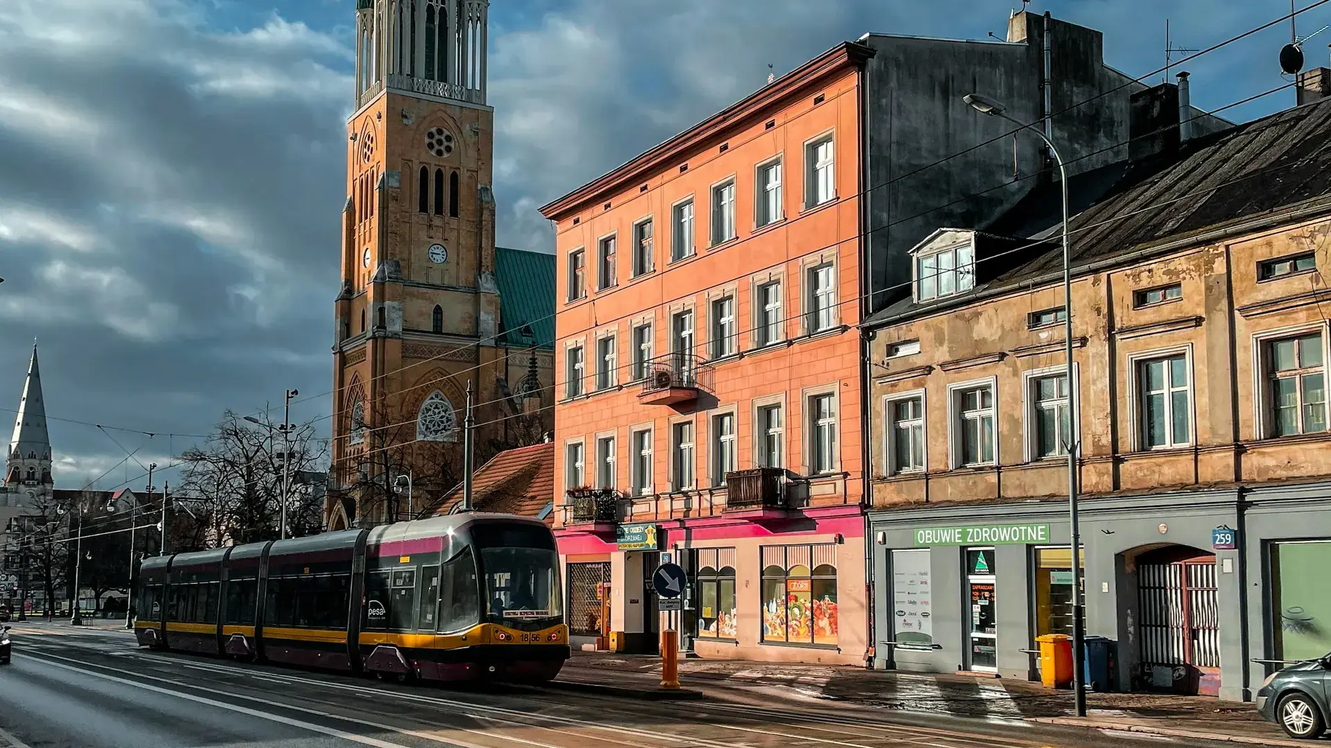 Miejska ulica i tramwaj w Łodzi – agencja eventowa Łódź