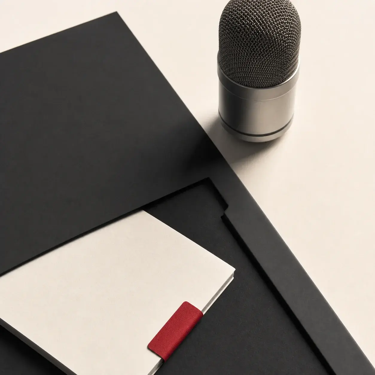 Materiały produkcyjne i mikrofon symbolizujące booking artystów
