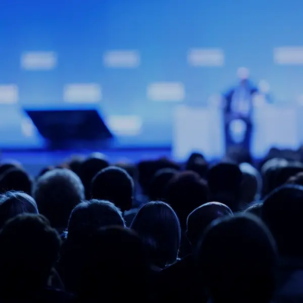 Profesjonalnie przygotowana scena konferencyjna