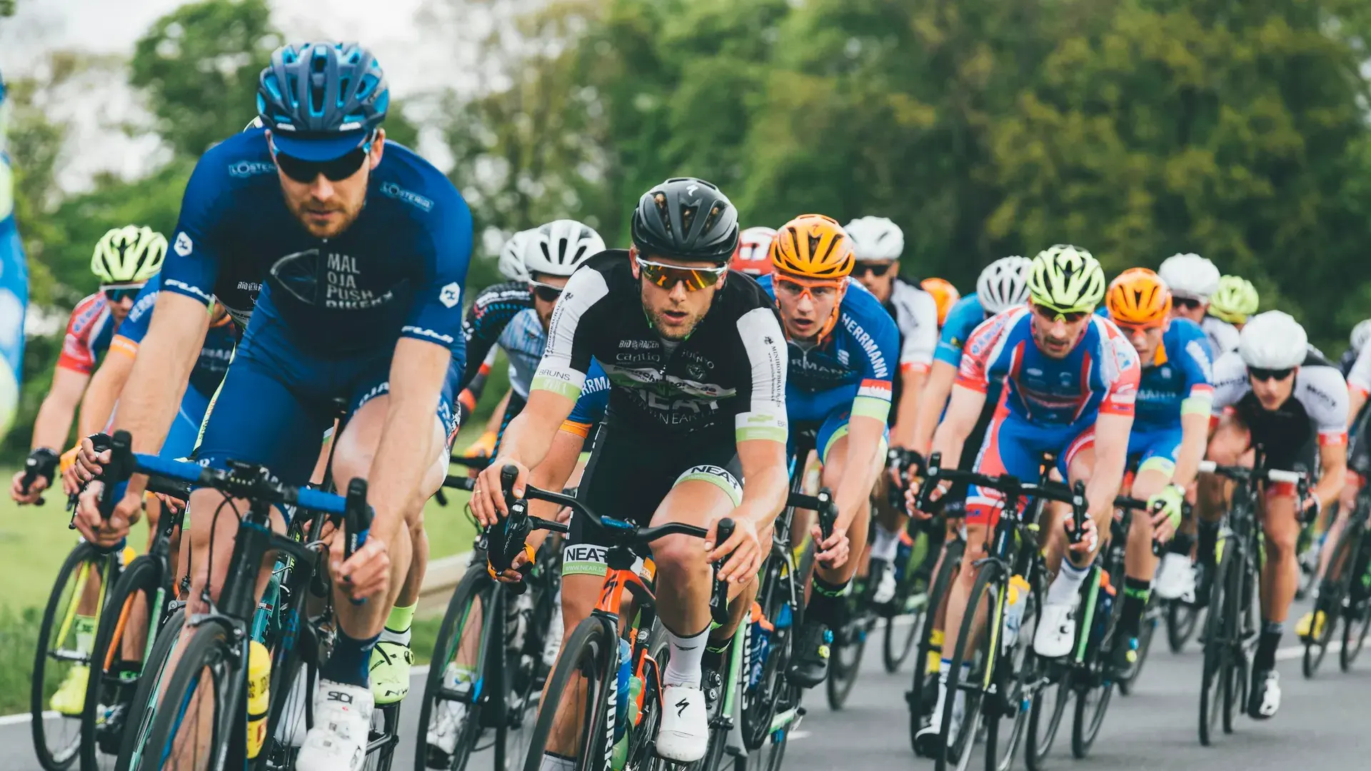 Grupa kolarzy podczas wyścigu szosowego – organizacja imprez rowerowych