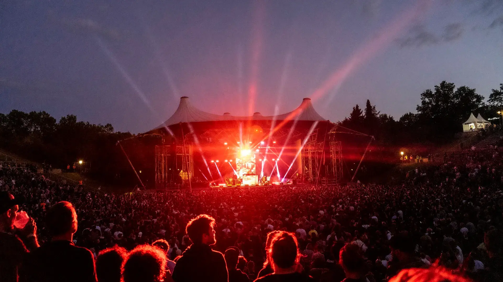 Tłum uczestników przed sceną plenerowego koncertu – organizacja imprez miejskich