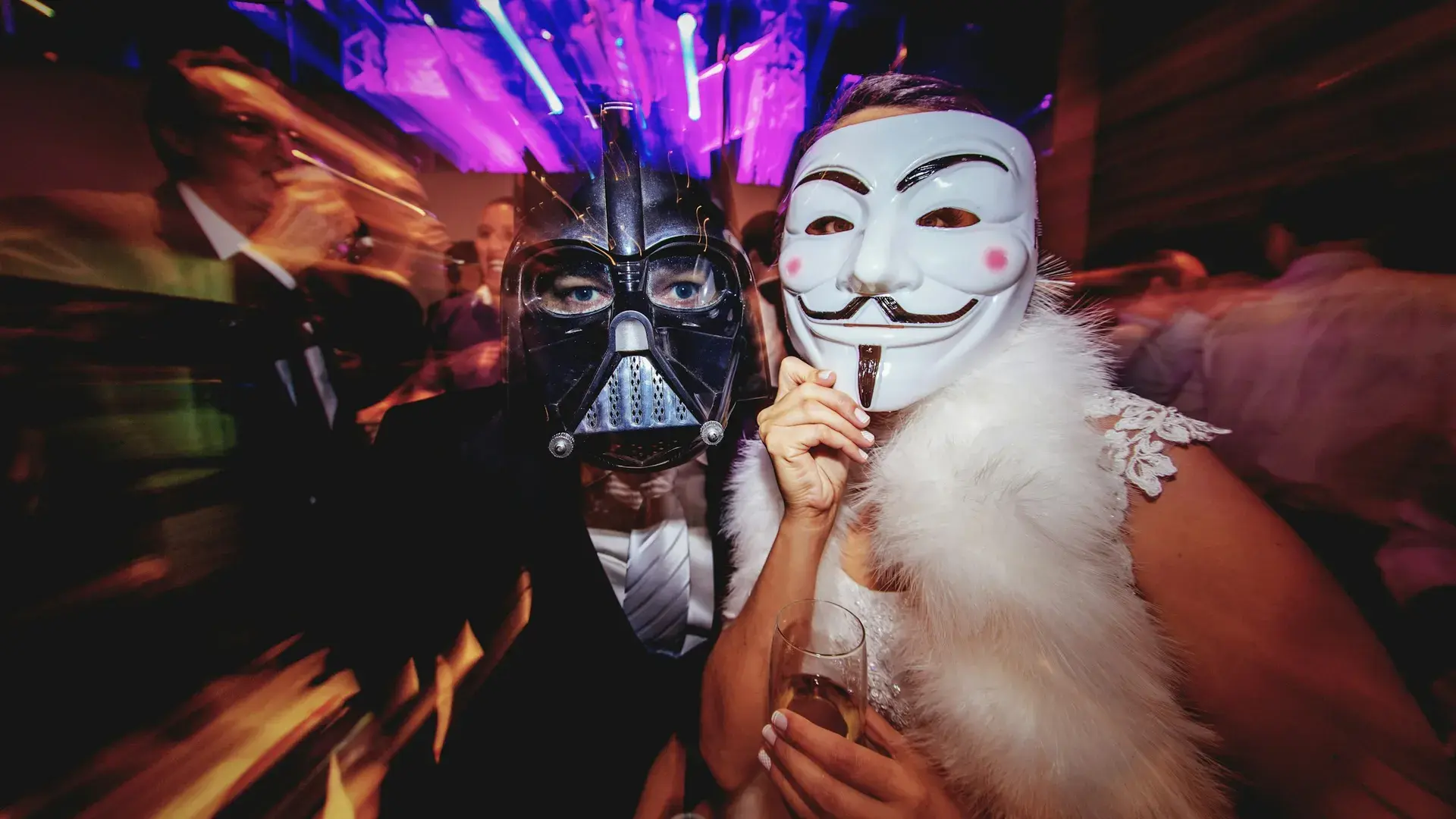 Uczestnicy imprezy halloweenowej w maskach – organizacja imprez halloween