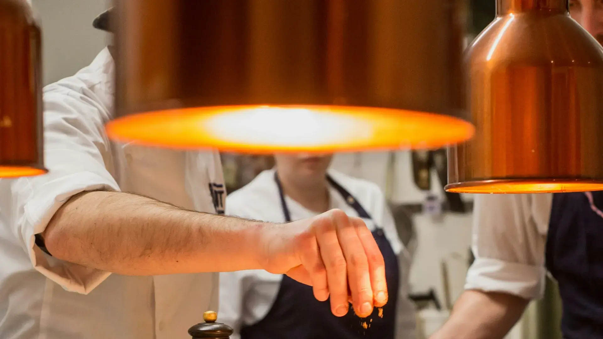 Szef kuchni przygotowujący danie na żywo – organizacja live cooking