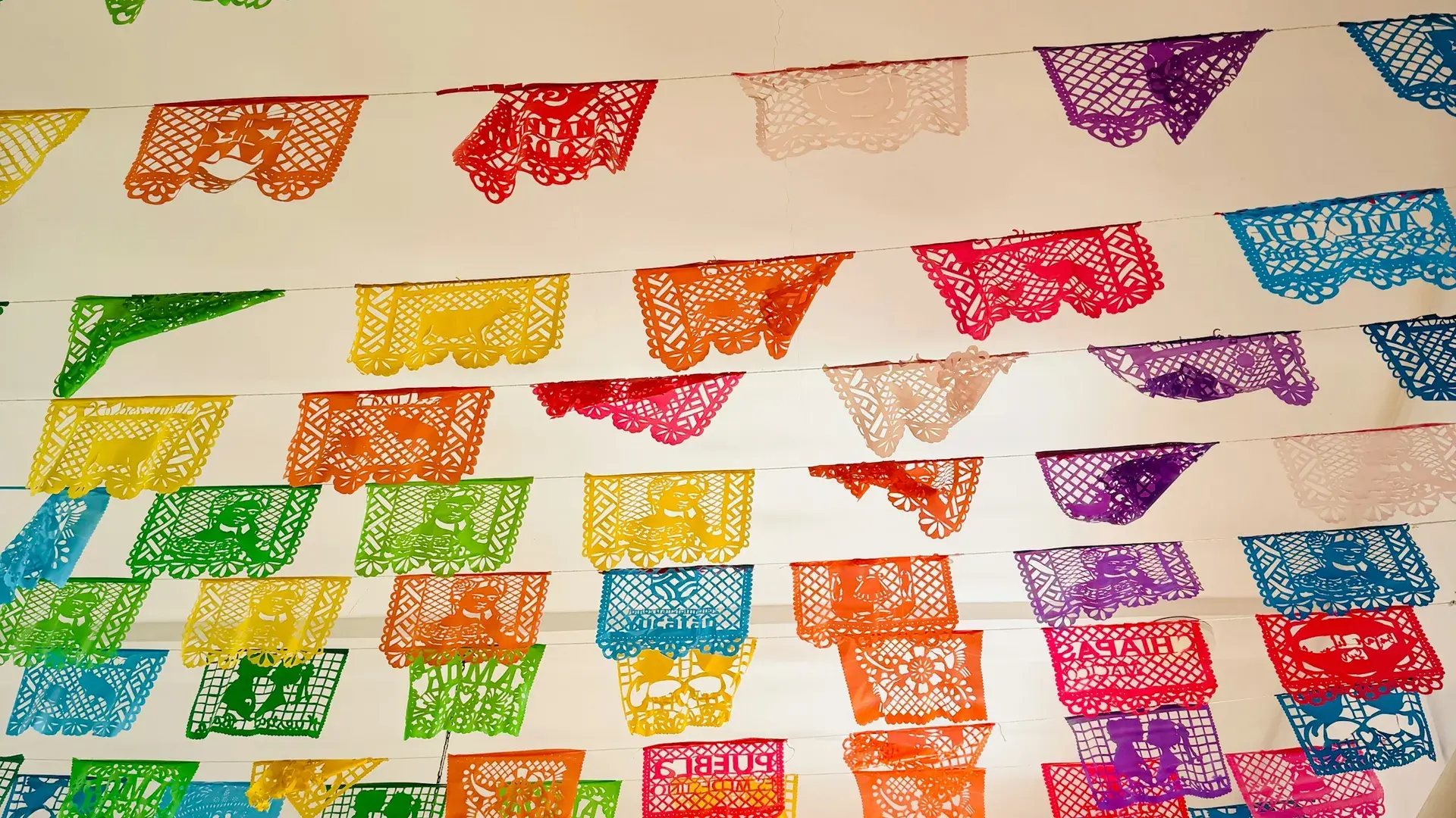 Kolorowe meksykańskie dekoracje papel picado – organizacja imprez w stylu meksykańskim