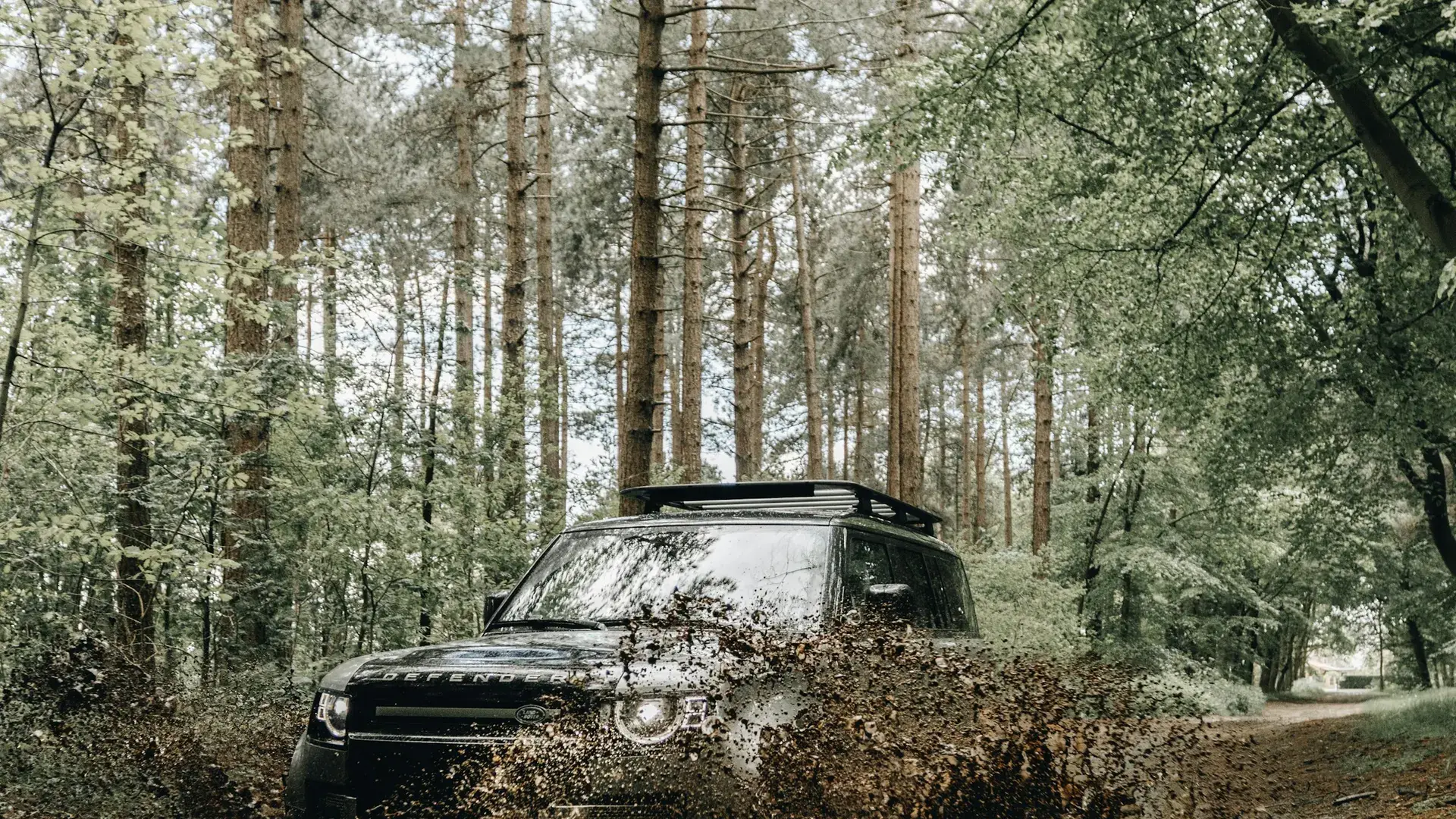 Samochod terenowy na lesnej trasie off-road – organizacja imprez offroad